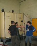Discussions pour trouver de la place dans les cuves de sous-tirage entre les pressureurs: Stephane, Alexandre et C&eacute;line