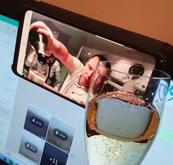 Aperitif entre amis au champagne par video pendant le coronavirus