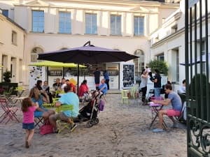 Detente et decouverte du Champagne au bar ephemere L ete des Vignerons a Epernay