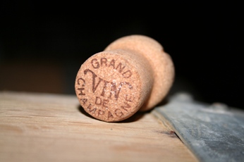 Habillage des bouteilles de champagne