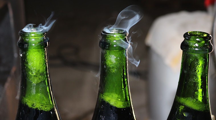 Pose des bouchons de Champagne en liege sur les bouteilles