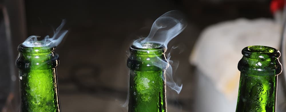 Pose du bouchon en liège sur les bouteilles de champagne du vigneron