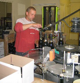 Habillage des bouteilles de champagne par Jean-Paul