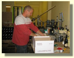 Habillage du champagne par Jean Paul