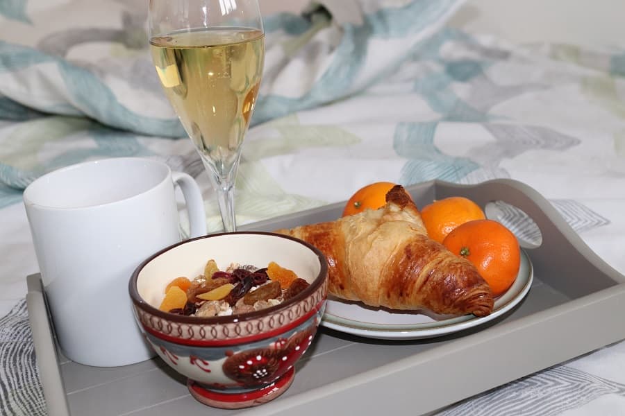 Petit déjeuner au lit au champagne