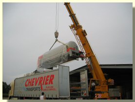 Déchargement du nouveau pressoir- Aout 2004