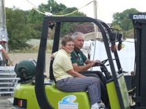 Petite vendangeuse dans les vignes de champagne