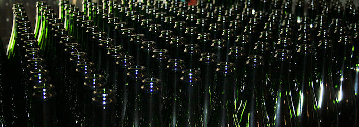 Bouteilles vides en attente de Champagne