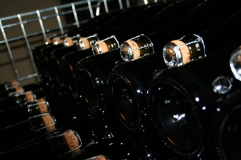 Bouteilles de champagne avant habillage dans palette