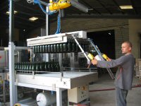 Chargement des bouteilles sur la ligne de tirage