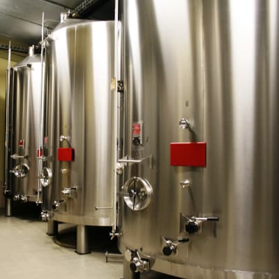 Cuves en inox dans les caves d'un vigneron champenois