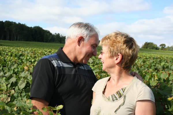 Yveline et Alain Prat vignerons fondateur du Champagne Yveline Prat dans les vignes de Vert-Toulon