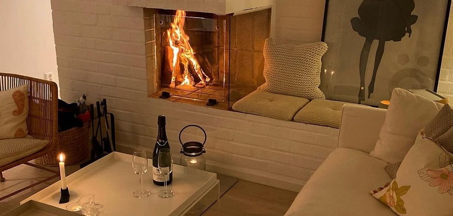 Apéritif au Champagne devant la cheminée