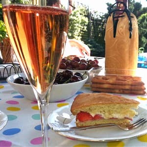 Champagne rosé pour l'été avec un bon dessert au fruits rouges