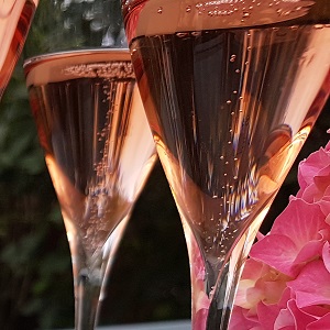 Petite bouteille de Champagne rosé pour un apéritif plaisir