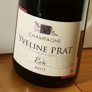 Demi-bouteille de champagne rosé de vigneron récoltant manipulant