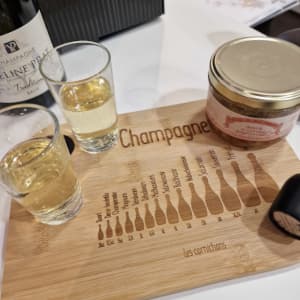 partager une flute de Champagne de producteur pour un bon moment entre amis