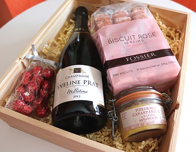 Interieur du panier garni avec champagne et foie gras en coffret bois