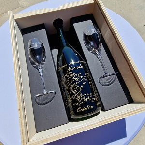 Coffret cadeau pour un mariage avec champagne et flutes gravées 
