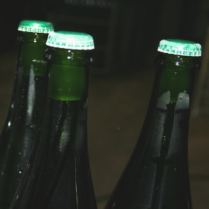 Le dépot de levure est pris en glace dans le col de la bouteille de champagne