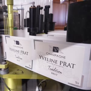 La pose des étiquettes de champagne