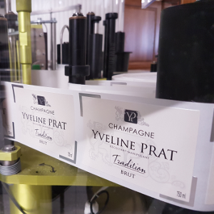 Machine a habille pour pose automatique des etiquettes sur les bouteilles de champagne