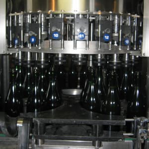 Remplissage des bouteilles lors du tirage pour créer de bon champagne